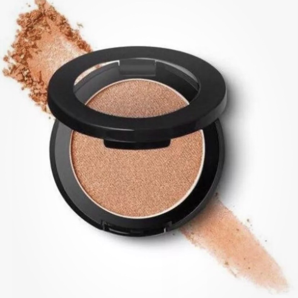 GOLDEN VANILLA MOLTEN POWDER EYESHADOW FROM PROFESSIONAL MAKEUP ARTIST COUNTER!!